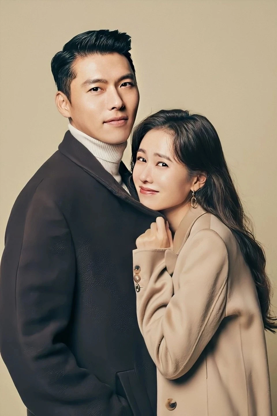 Son Ye Jin - Hyun Bin thành đôi sau khi đóng chung bộ phim Crash Landing on You (Hạ cánh nơi anh) của kênh truyền hình cáp tvN. Cặp sao được khán giả ủng hộ khi công khai yêu rồi tiến đến hôn nhân. Trong ngày trọng đại, cô dâu Son Ye Jin nói với chú rể: "Chào anh yêu. Cuối cùng cũng đến ngày cưới của chúng mình. Em vẫn chưa thể tin đây là sự thật". Hyun Bin đọc lời thề nguyện: "Chúng ta hãy tiếp tục hiểu nhau, tận hưởng những khoảnh khắc hạnh phúc đã có, cười thật nhiều. Anh cảm thấy biết ơn mọi thứ".