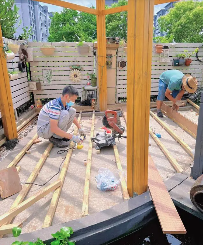 Sau khi lát sàn gỗ nhựa, không gian rộng hơn rất nhiều và nhìn tổng thể ấm áp hơn rất nhiều. 