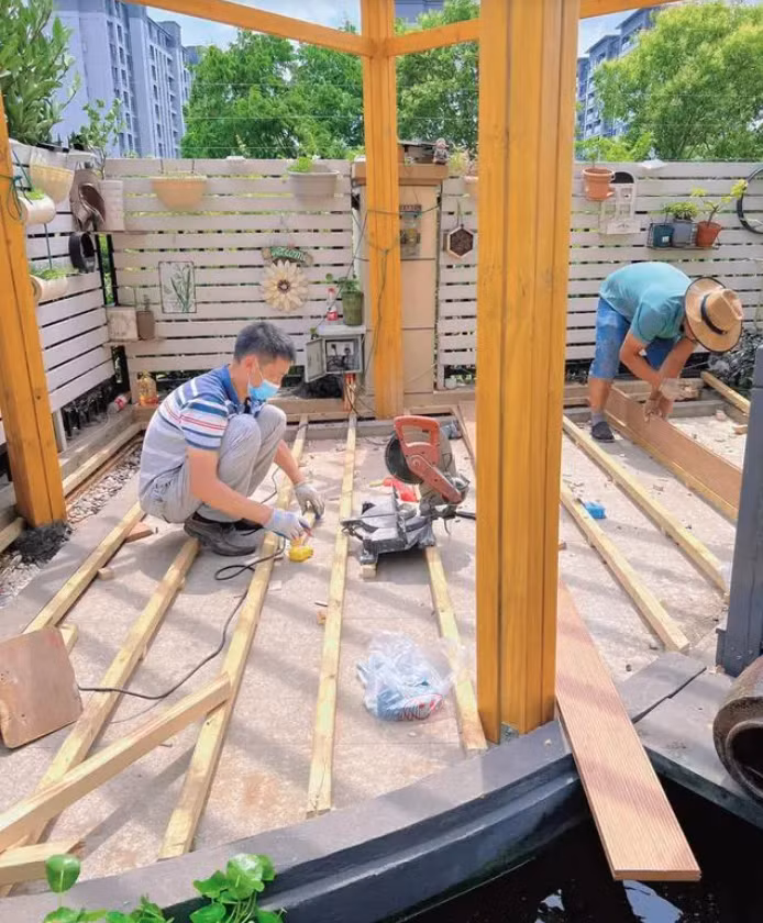 Sau khi lát sàn gỗ nhựa, không gian rộng hơn rất nhiều và nhìn tổng thể ấm áp hơn rất nhiều. 