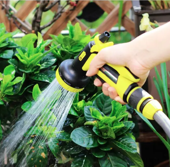 Bộ súng tưới hoa này dùng để tưới hoa rất thoải mái, lau sàn cũng rất tiện lợi, phần đầu vòi còn có thể điều chỉnh kích thước nhưng cảm giác rất chắc chắn. Nó đã giúp ích cho cô rất nhiều trong quá trình tưới cây. 