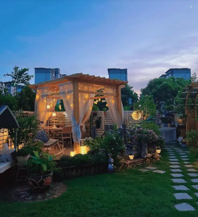 Những chiếc đèn năng lượng mặt trời trông rất đẹp mỗi khi màn đêm buông xuống, mang tới cảm giác cấm áp và lãng mạn. 