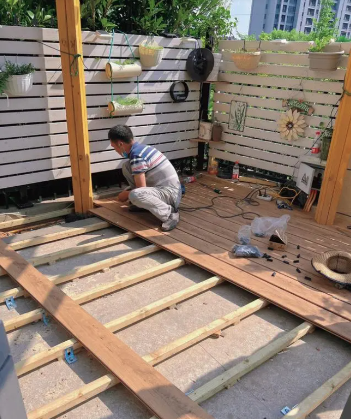 Những việc khó và nặng, cô đành phải nhờ thợ để rút ngắn quá trình thực hiện. 