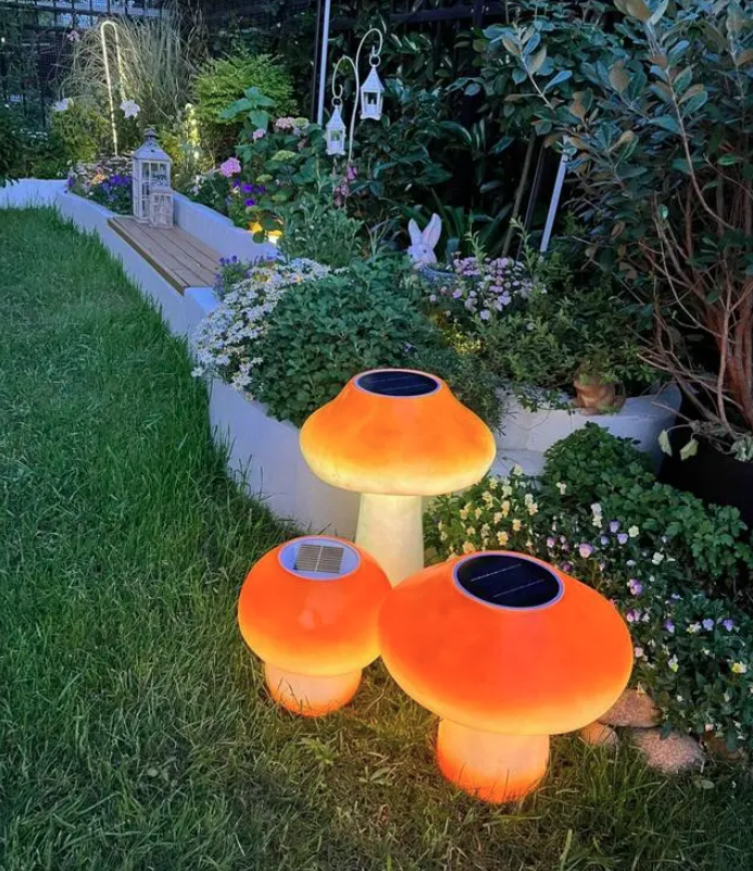 Trong khoảnh sân vườn, Chen Xin dùng thêm nhiều loại đèn năng lượng mặt trời hình thù thú vị. 