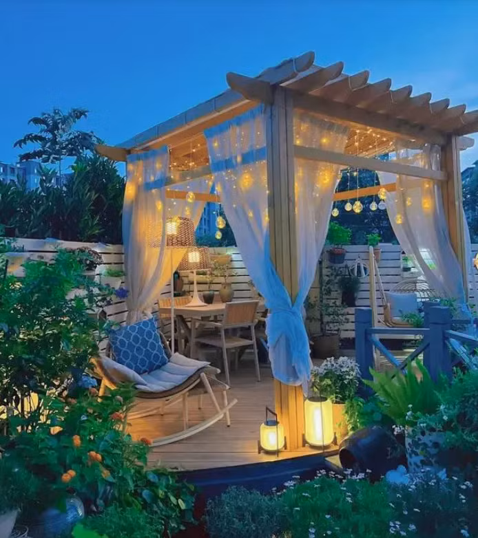 Thời tiết nắng nóng, nhiều loài thực vật không còn rực rỡ như mùa xuân, tuy nhiên, ai nấy cũng háo hức làm. Có lẽ là bởi ai cũng mong ngóng sớm được nhìn thấy khu vườn xinh đẹp. 