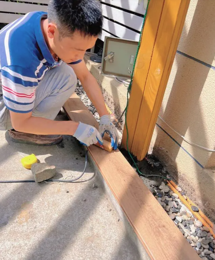 Từ mảnh đất trống, Chen Xin đã tự tay lên thiết kế rồi đóng gỗ, lát sàn, trang trí, trồng cây và có được thành quả như hiện tại. 