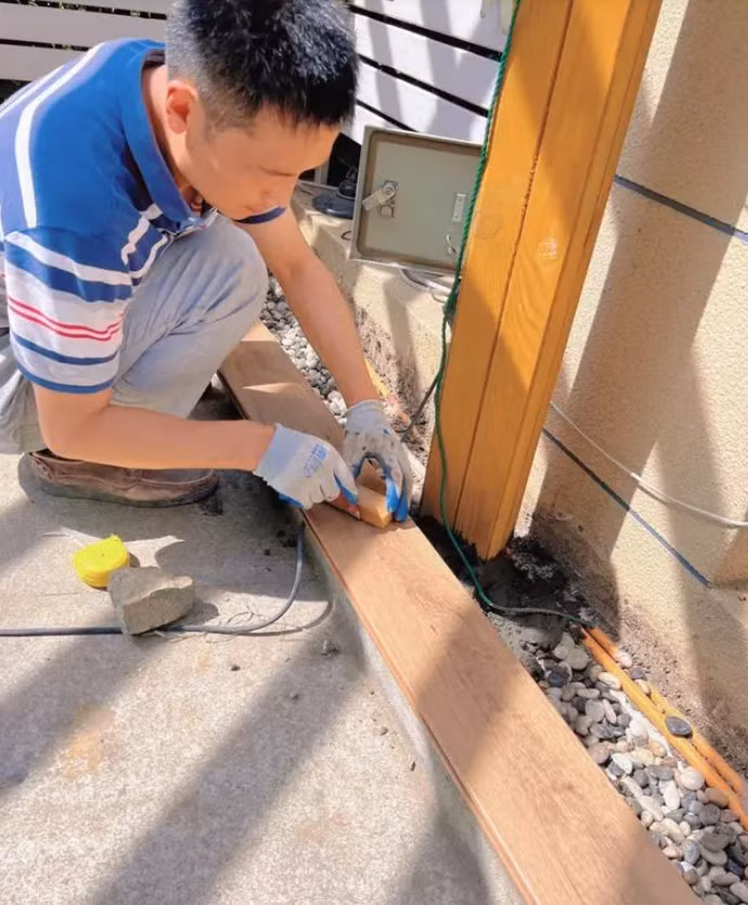 Từ mảnh đất trống, Chen Xin đã tự tay lên thiết kế rồi đóng gỗ, lát sàn, trang trí, trồng cây và có được thành quả như hiện tại. 