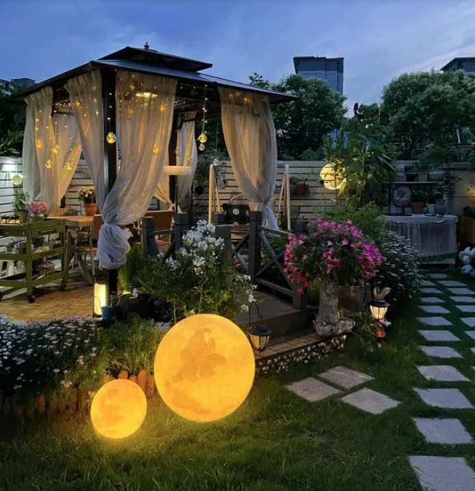 Khu vườn của Chen Xin khi màn đêm buông xuống.