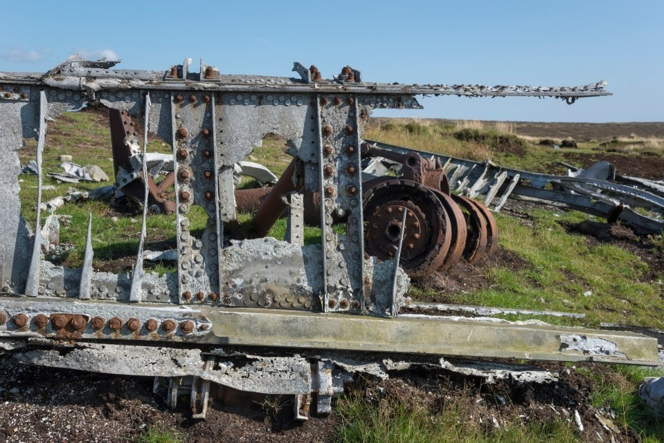 Tuy nhiên, đây chỉ mới là một trong 8 vụ tai nạn nghiêm trọng trên cao nguyên. 8 vụ sự cố máy bay thảm khốc trong 17 năm qua đã cướp đi sinh mạng của 50 người. Ngày nay, du khách có thể ghé thăm "tam giác quỷ Bermuda". Đáng sợ hơn, nơi đây vẫn còn vương vãi các mảnh vỡ máy bay, những cây thánh giá gỗ đã được đặt lên để tưởng nhớ các nạn nhân xấu số. 