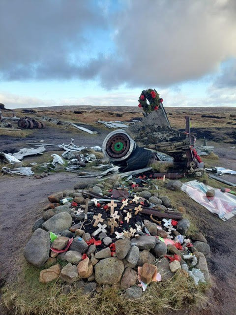 Thành phố Atlantis cổ đại: Có lý thuyết cho rằng thành phố truyền thuyết Atlantis tồn tại dưới đáy "tam giác Bermuda". Những viên pha lê thần kỳ từ Atlantis phát ra sóng năng lượng khổng lồ làm hỏng các phương tiện khi di chuyển qua đây. Địa điểm xảy ra vụ tai nạn kỳ lạ tại Higher Shelf Stones trên Bleaklow Moor, gần Mancheste