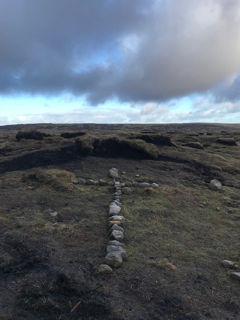 Theo The Sun, nhiều giả thuyết được đặt ra về khu vực "tam giác quỷ Bermuda". Trong đó phải kể đến: Người ngoài hành tinh. Có giả thuyết cho rằng UFO và người ngoài hành tinh gây ra các vụ mất tích. Họ xem "tam giác quỷ Bermuda" như một cánh cổng để đi lại giữa Trái đất và hành tinh của họ. Cây thánh giá để tưởng nhớ các nạn nhân xấu số 