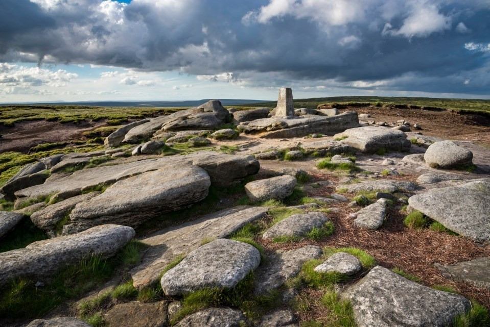 Theo các chuyên gia, địa hình khó khăn, thời tiết phức tạp và nhiều căn cứ quân sự gần đó đã dẫn đến những thảm họa tại "tam giác quỷ Bermuda". Ngày nay, khu vực này đã được đánh giá là an toàn nhờ tiến bộ công nghệ, không còn tai nạn nào xảy ra kể từ năm 1956. Đỉnh Shelf Moor phía trên Glossop ở Derbyshire 
