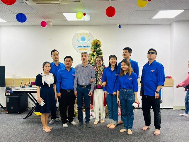 Nu sinh khiem thi mang anh sang den nhung manh doi kem may man-Hinh-4