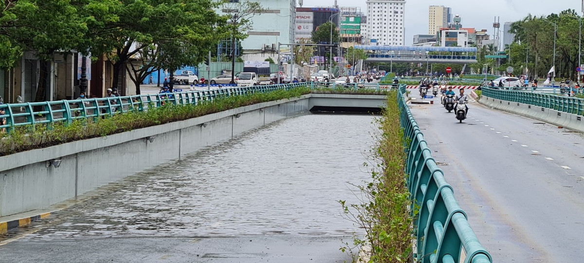 Tuy nhiên, đến tháng 3/2018, nhiều người bất ngờ khi thấy nước ngập trong hầm chui dù trời không mưa. Theo nhận định của một số người, có thể nước ở hồ Công viên 29/3 thấm vào trong hầm. Sau khi phát hiện sự cố, các cơ quan chức năng đã kịp thời khắc phục.
