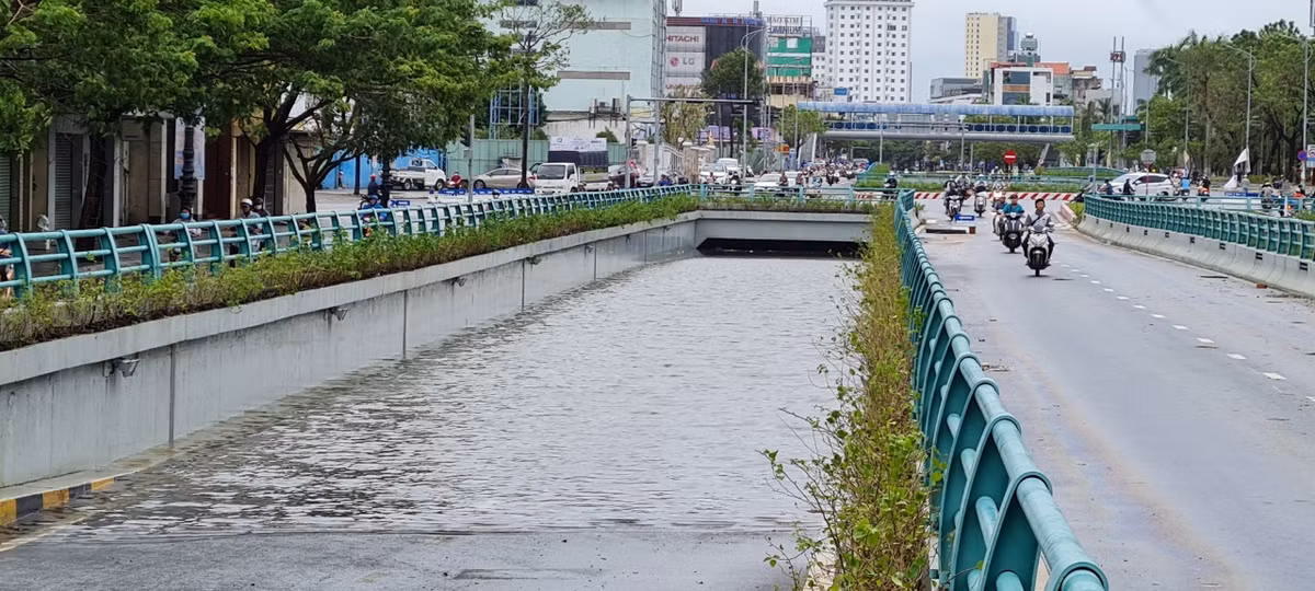 Tuy nhiên, đến tháng 3/2018, nhiều người bất ngờ khi thấy nước ngập trong hầm chui dù trời không mưa. Theo nhận định của một số người, có thể nước ở hồ Công viên 29/3 thấm vào trong hầm. Sau khi phát hiện sự cố, các cơ quan chức năng đã kịp thời khắc phục.