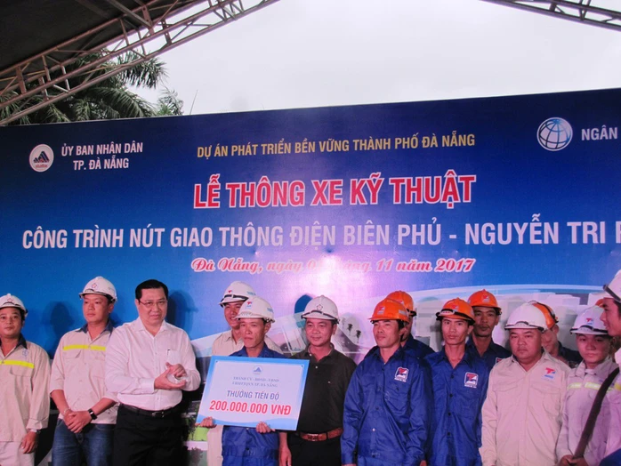 Tại lễ khánh thành, Chủ tịch UBND TP Đà Nẵng Huỳnh Đức Thơ đã thưởng nóng cho đội ngũ công nhân, quản lý dự án 200 triệu đồng để ghi nhận và biểu dương những nỗ lực của các đơn vị thi công.