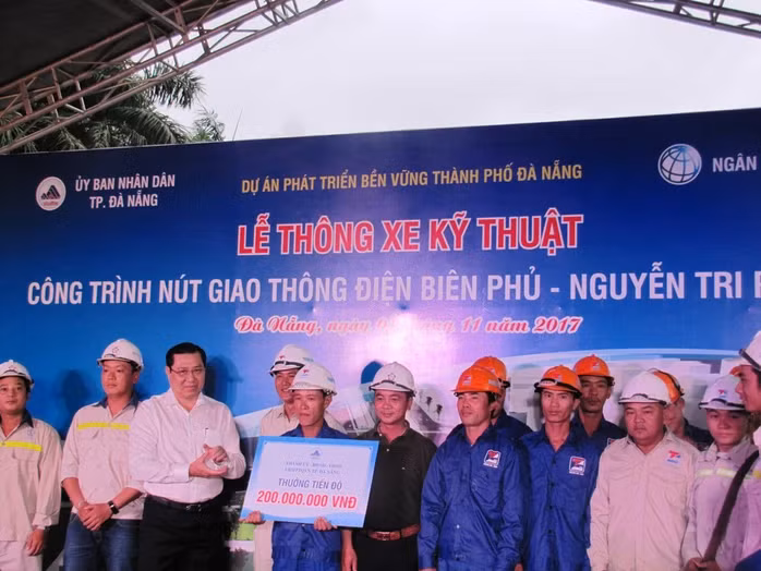 Tại lễ khánh thành, Chủ tịch UBND TP Đà Nẵng Huỳnh Đức Thơ đã thưởng nóng cho đội ngũ công nhân, quản lý dự án 200 triệu đồng để ghi nhận và biểu dương những nỗ lực của các đơn vị thi công.