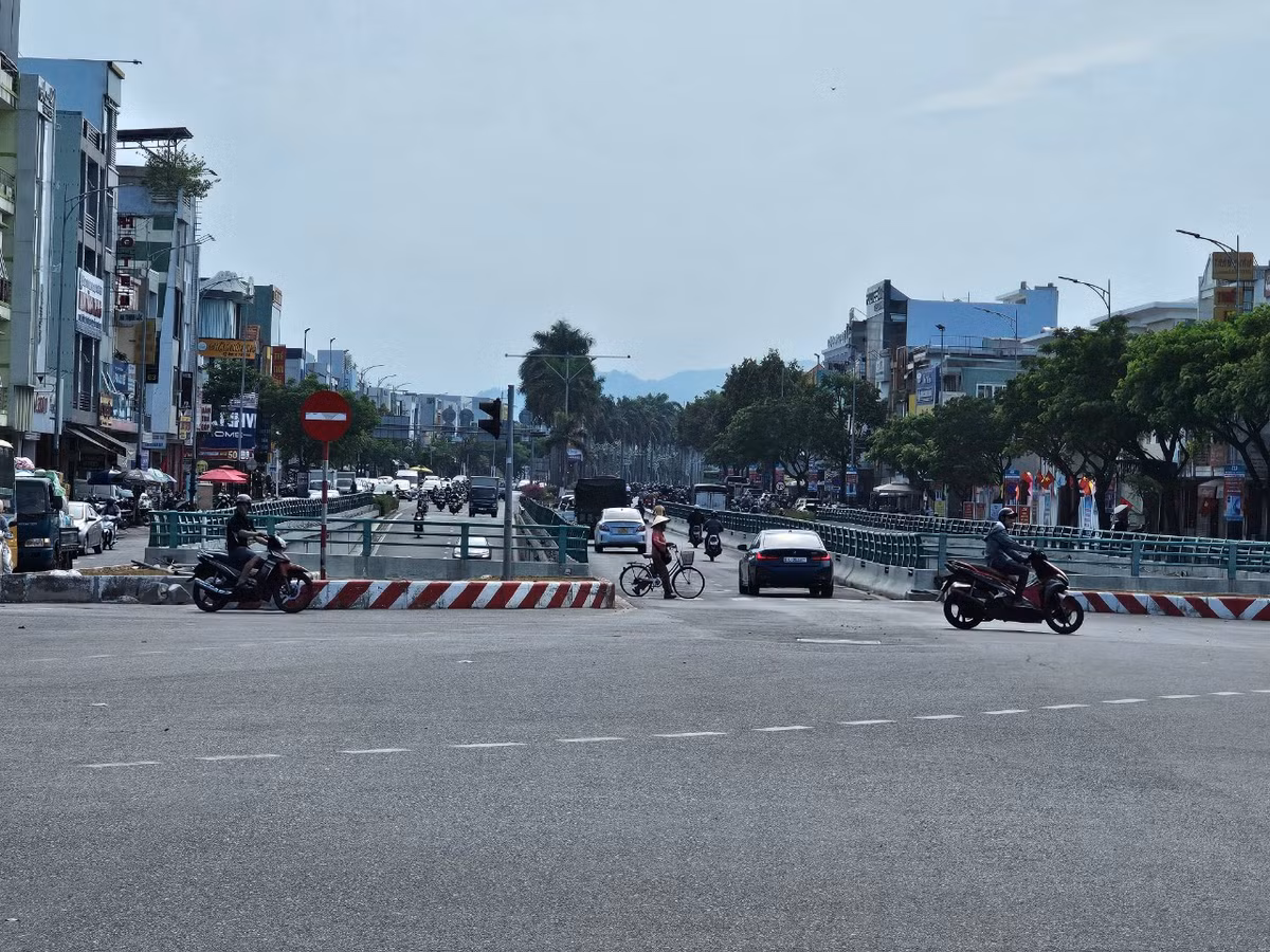 Theo thời hạn hợp đồng, đến tháng 12/2017 dự án hoàn thành. Tuy nhiên, để chào mừng Tuần lễ Cấp cao APEC diễn ra tại Đà Nẵng vào tháng 11/2017, liên danh nhà thầu đã hoàn thành công trình trước thời hạn gần hai tháng, chính thức thông xe kỹ thuật vào ngày 1/11/2017.