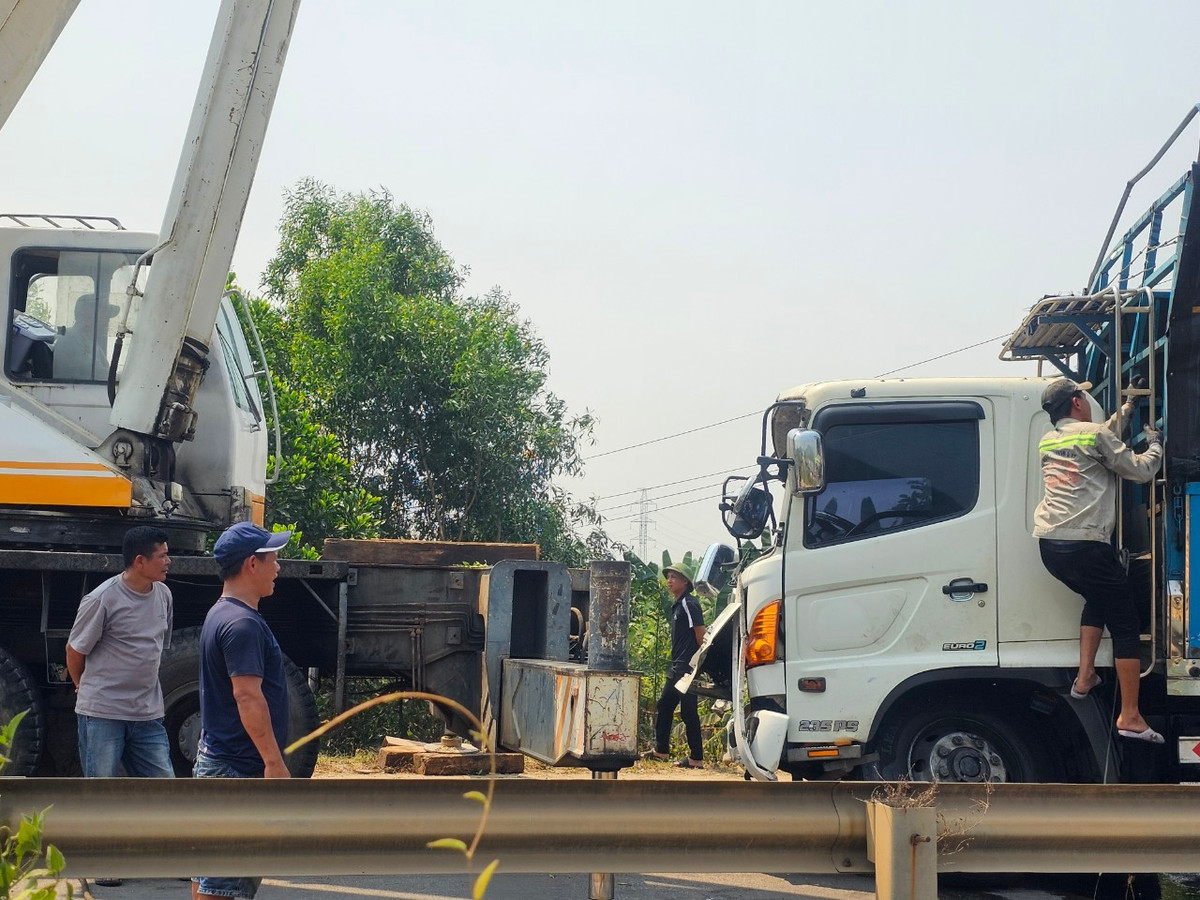 Nhiều tài xế xuống xem lực lượng chức năng làm việc.