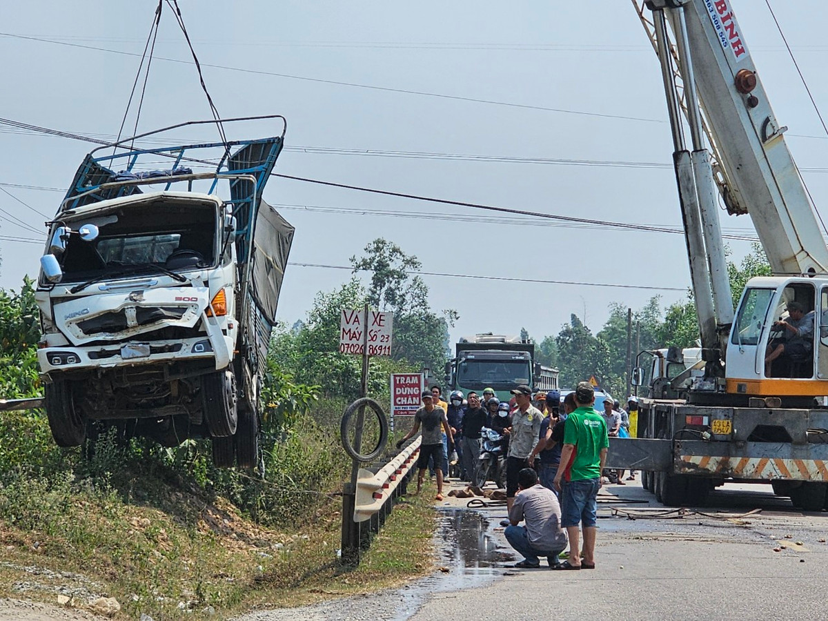 Thời điểm này, xe tải mang biển kiểm soát Đăk Lăk chở hàng nông sản lưu thông theo hướng từ Đại Lộc (Quảng Nam) về Đà Nẵng thì bất ngờ mất lái lao sang lề đường.