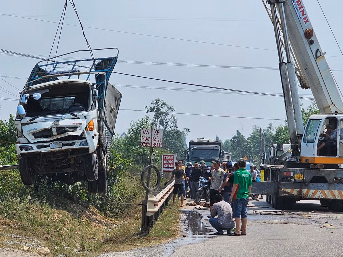 Thời điểm này, xe tải mang biển kiểm soát Đăk Lăk chở hàng nông sản lưu thông theo hướng từ Đại Lộc (Quảng Nam) về Đà Nẵng thì bất ngờ mất lái lao sang lề đường.