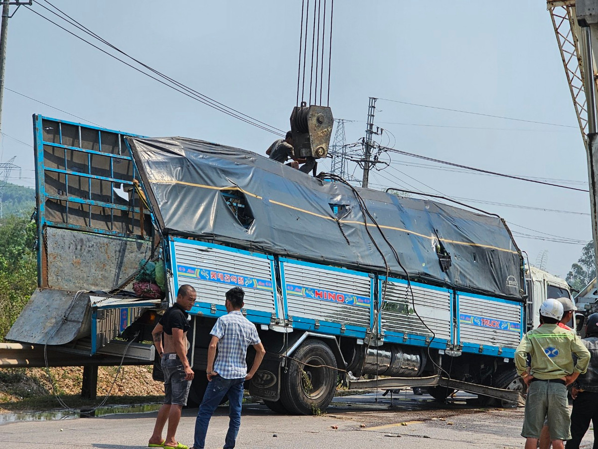 Vụ tai nạn khiến xe tải bị bẹp rúm, biến dạng.