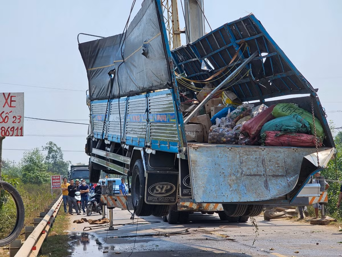 Đến hơn 10h sáng 19/4, lưu thông trên Quốc lộ 14B mới trở lại bình thường.