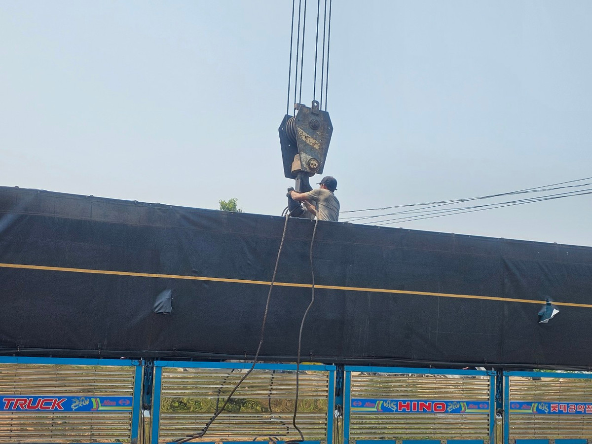 Nhận được tin báo, lực lượng chức năng đã đến phân luồng, điều tiết giao thông đồng thời điều động phương tiện hỗ trợ cẩu tải.