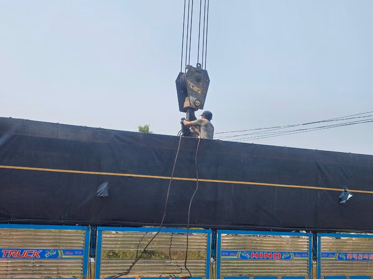 Nhận được tin báo, lực lượng chức năng đã đến phân luồng, điều tiết giao thông đồng thời điều động phương tiện hỗ trợ cẩu tải.