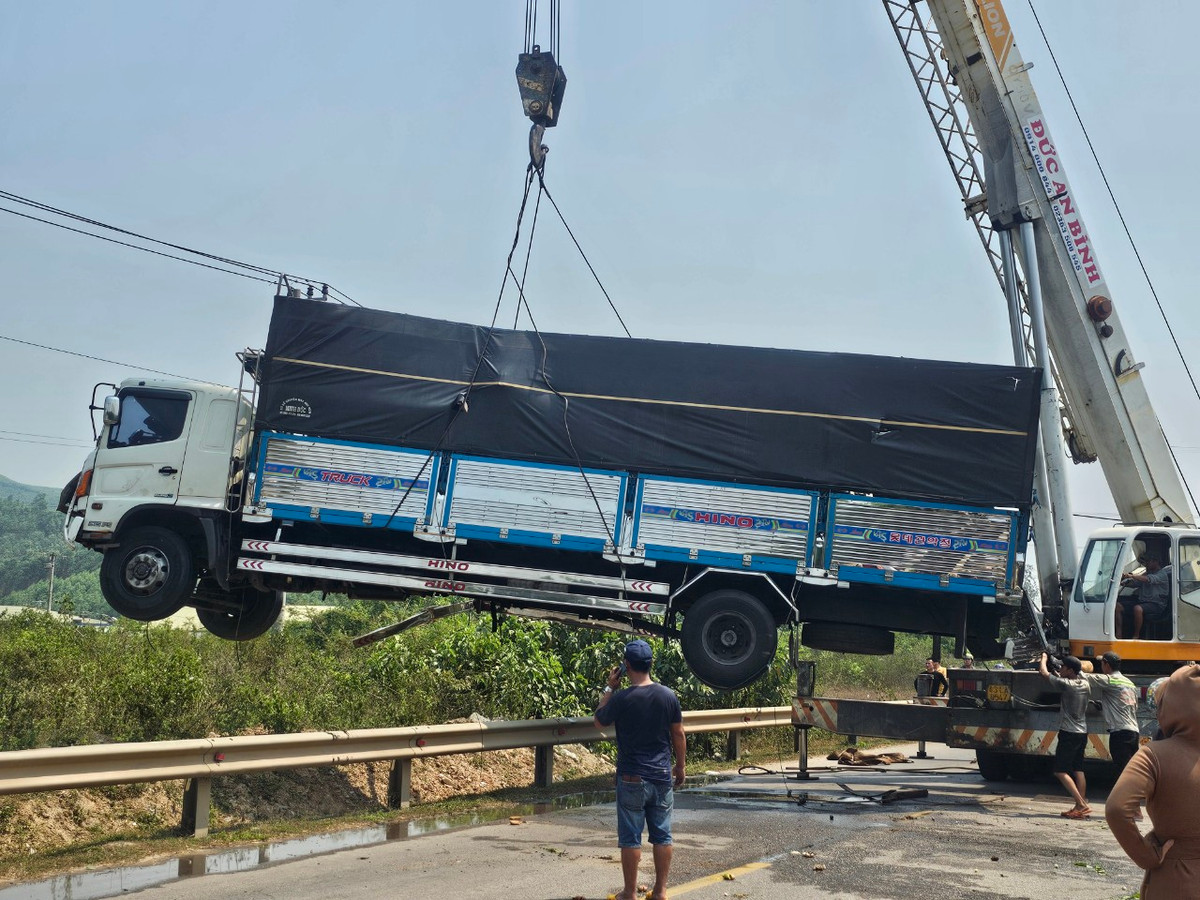 Xe cẩu hạng nặng được huy động đến hiện trường.