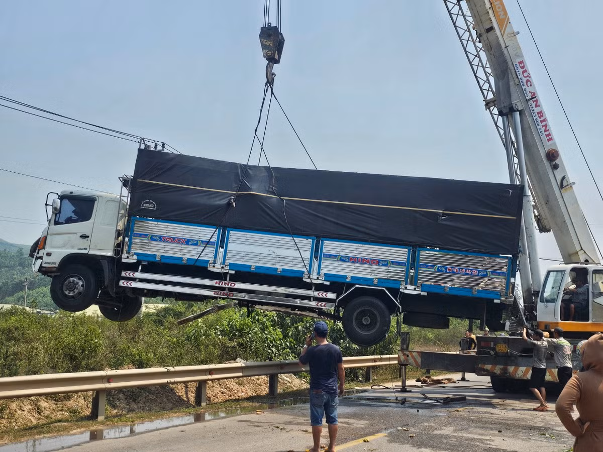 Xe cẩu hạng nặng được huy động đến hiện trường.