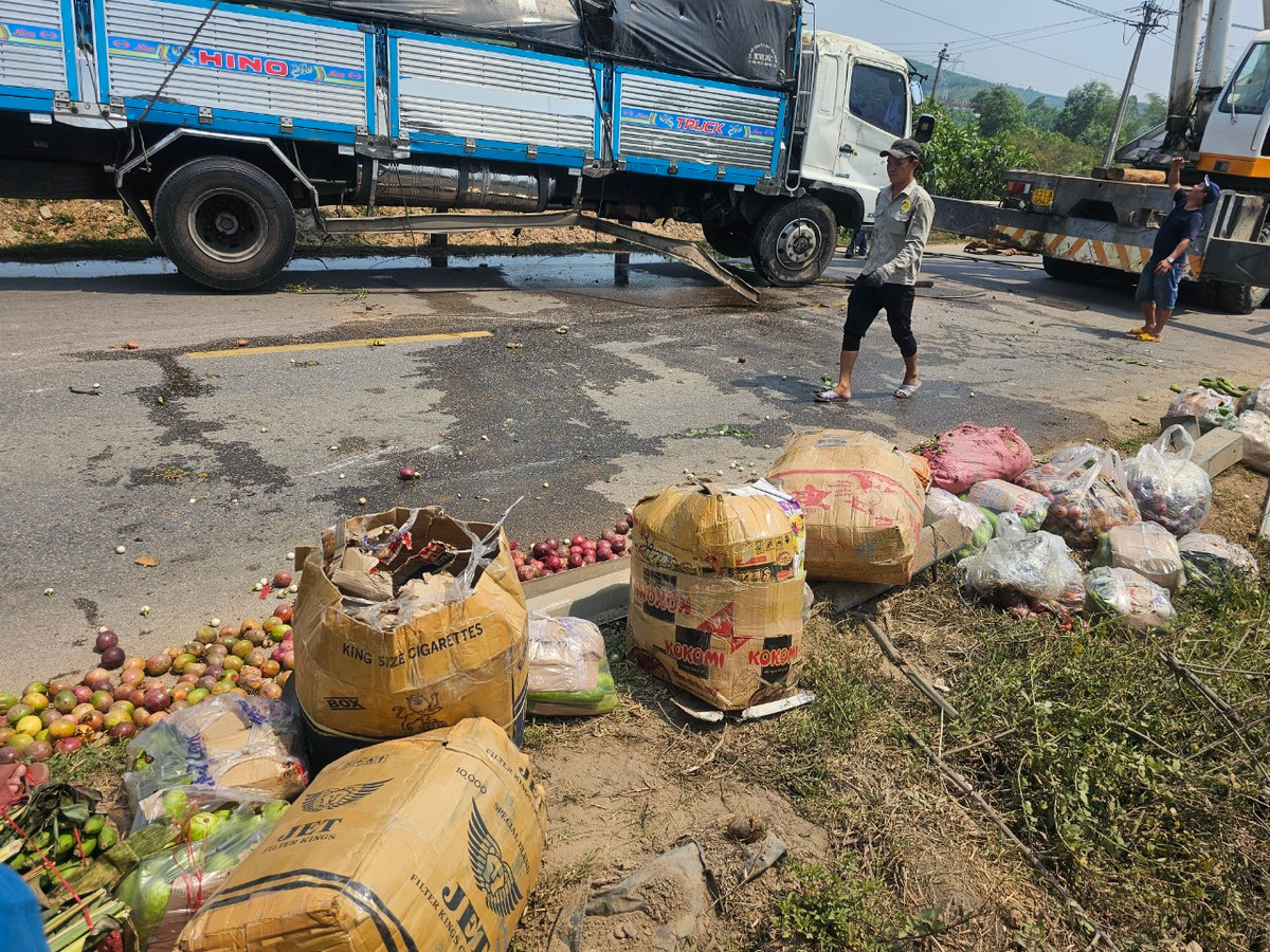 Trái cây và các loại hàng nông sản la liệt sau vụ tai nạn.
