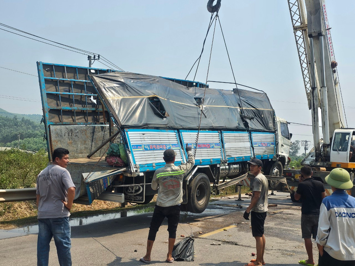 Quá trình cẩu xe tải chở hàng nông sản tự gây tai nạn diễn ra trong vài giờ khiến việc lưu thông trên Quốc lộ 14B qua khu vực này bị ách tắc.