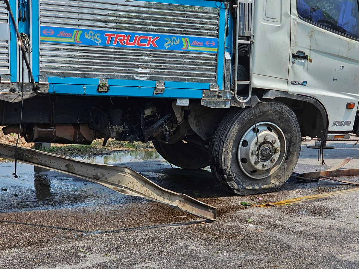 Tài xế xe tải may mắn thoát nạn.