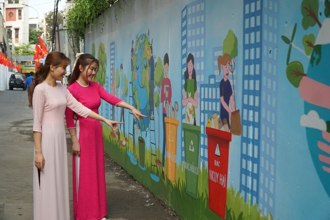 Người dân vui mừng khi nhìn thấy hẻm 42 Trần Đình Xu khoác áo mới. Ảnh: Nhàn Lê