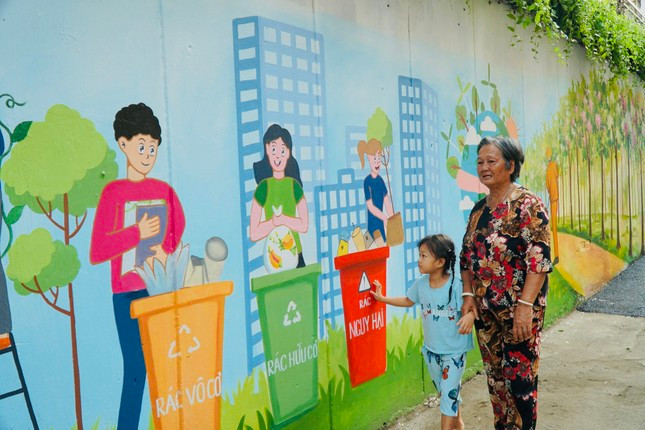 Bà Lê Thị Tính cùng cháu nhìn ngắm con hẻm. Ảnh: Nhàn Lê