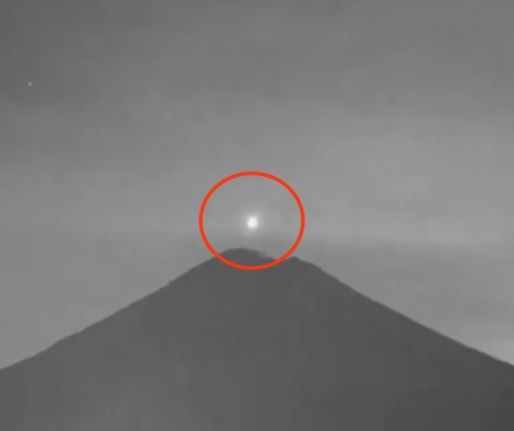 Nghi van UFO bay vao mieng nui lua he lo cac chieu khong gian-Hinh-3