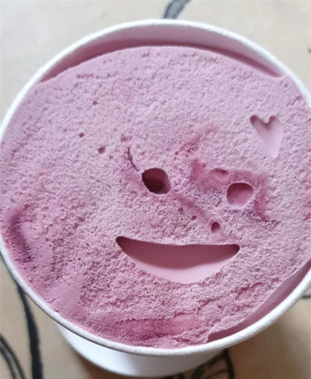 15. Một ngày vui vẻ thì đến hộp kem cũng mỉm cười với bạn.