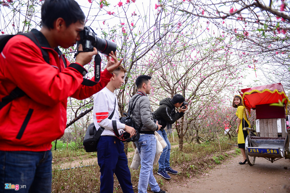 Do cuối tuần lượng khách đổ về đông nên những tay máy phải trả 30.000 đồng/người để vào tác nghiệp, trong khi những ngày thường, họ được vào tự do.