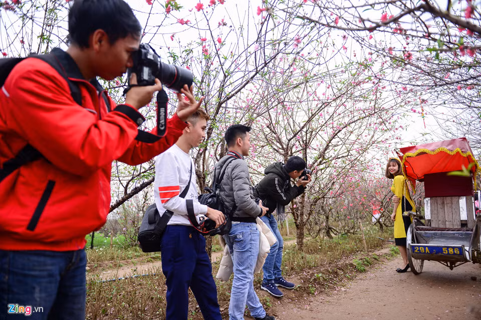 Do cuối tuần lượng khách đổ về đông nên những tay máy phải trả 30.000 đồng/người để vào tác nghiệp, trong khi những ngày thường, họ được vào tự do.