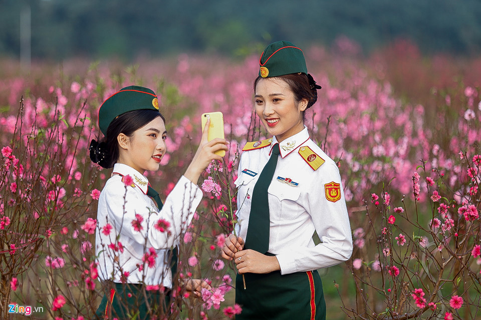 Không chỉ trang phục truyền thống, các mẫu đồng phục cũng làm nên nét độc đáo trong những khuôn hình.