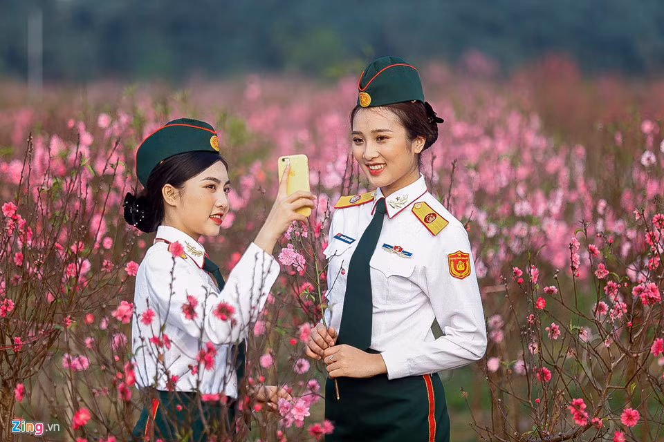 Không chỉ trang phục truyền thống, các mẫu đồng phục cũng làm nên nét độc đáo trong những khuôn hình.