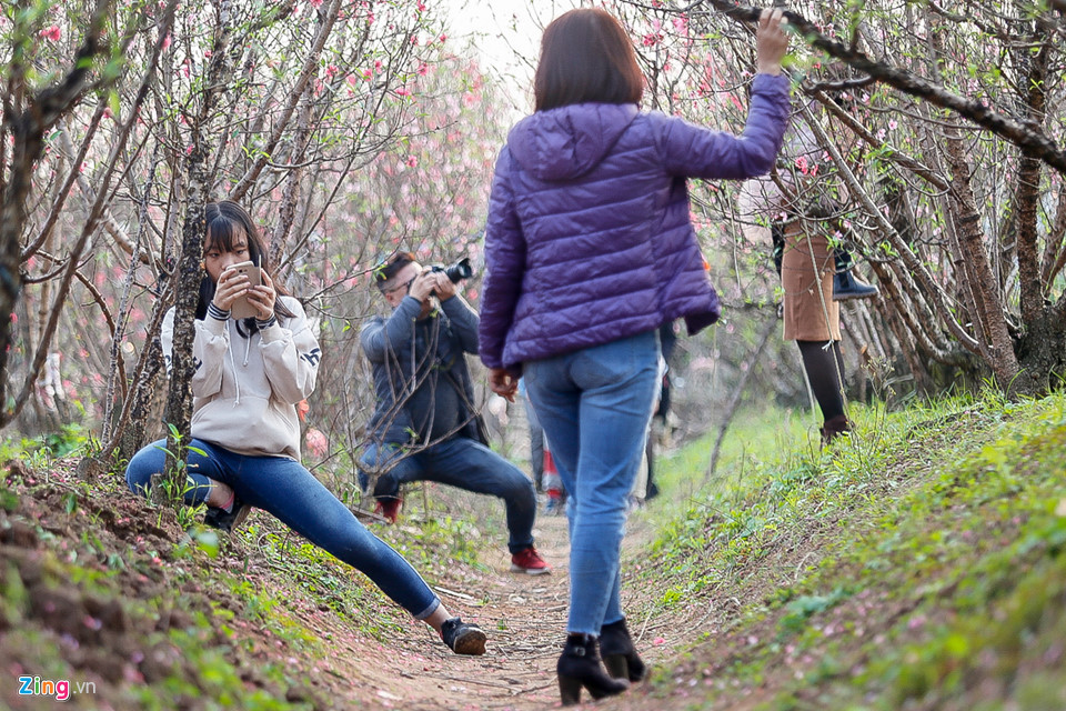 Các phó nháy không ngần ngại tạo mọi dáng để có tư thế tốt chụp được những bức ảnh đẹp.