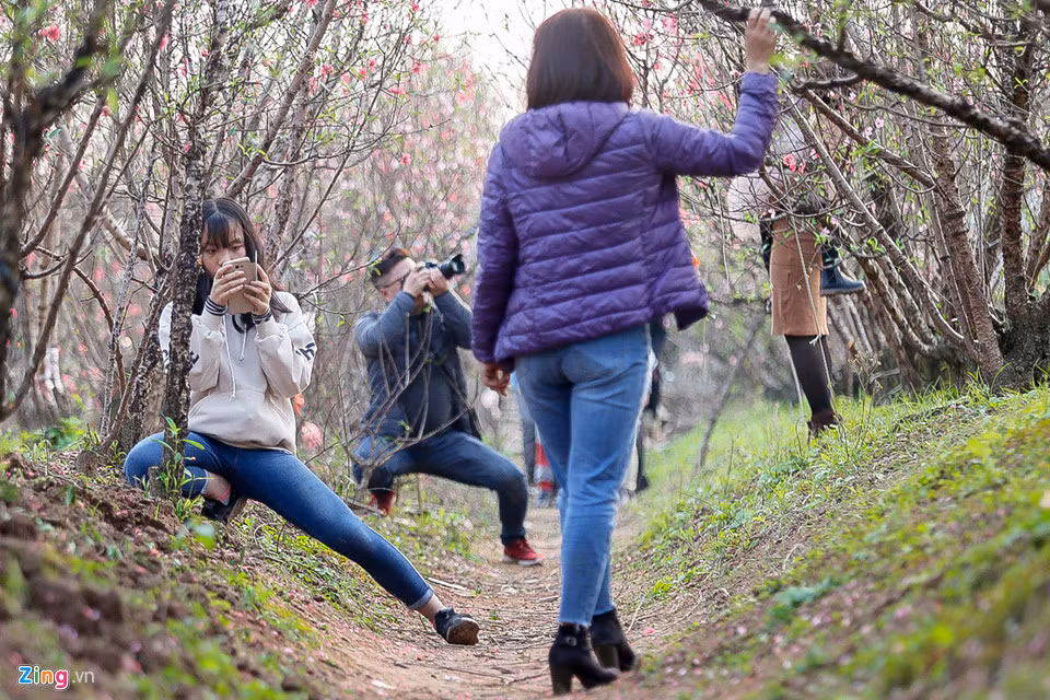 Các phó nháy không ngần ngại tạo mọi dáng để có tư thế tốt chụp được những bức ảnh đẹp.