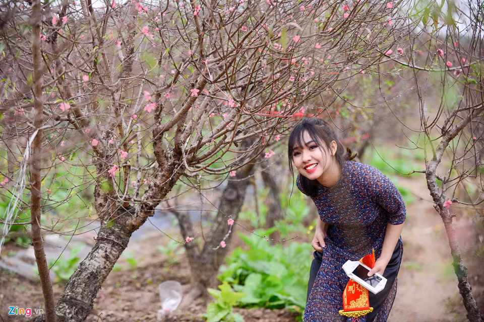Thùy Dung, một trong những mẫu ảnh tại vườn đào, cho biết: “Mỗi lần Hà Nội vào mùa hoa mới như hoa đào, hoa sen, cúc họa mi, mình đều thu xếp chụp ảnh. Trong đó, mùa hoa đào thường kéo dài nhất nên mình có nhiều thời gian để chuẩn bị hơn”.