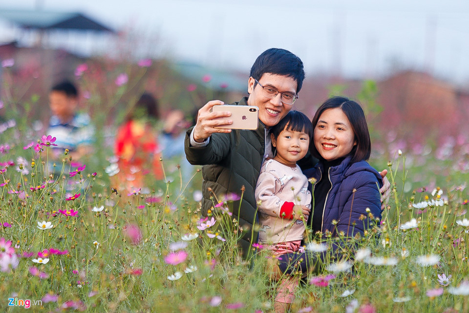 Các gia đình tranh thủ ngày cuối tuần đi dạo vườn đào, lưu giữ hình ảnh kỷ niệm cho năm mới.