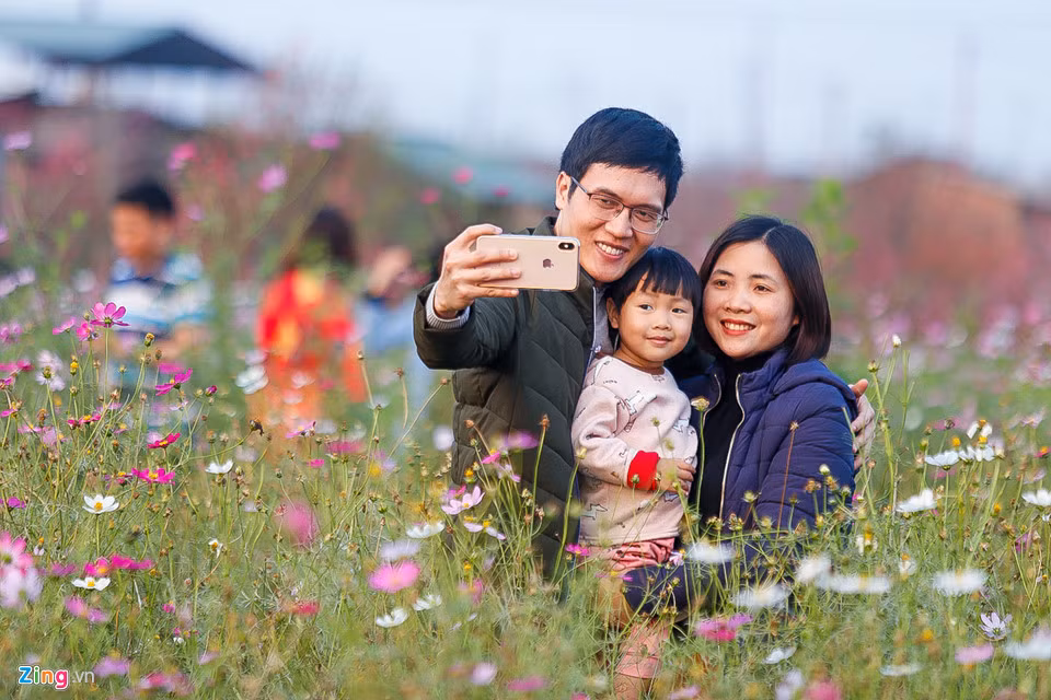 Các gia đình tranh thủ ngày cuối tuần đi dạo vườn đào, lưu giữ hình ảnh kỷ niệm cho năm mới.