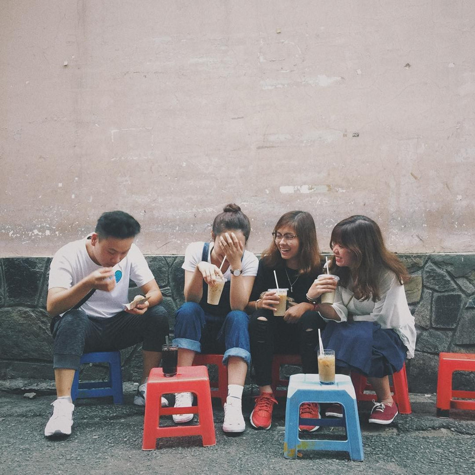 'Lầy có gu' cùng hội bạn thân: "Phong tục ngầm" trong giới 9X là họp nhóm bạn thân vào ngày Tết. Dù là bạn thân, có lẽ mỗi năm, cả hội cũng chỉ hẹn hò được đôi lần. Sao Tết này không cùng nhau "đổi gió" bằng cách tự nấu ăn tại nhà, thay vì mòn mỏi tìm hàng quán? Hoặc một chuyến đi du lịch với dresscode nhóm "chất lừ" cũng là ý tưởng thú vị. Đừng lười nhé vì chỉ ít năm nữa thôi, khi mỗi người đều có gia đình riêng sẽ rất khó gặp đấy! Ảnh: Kendinh95.