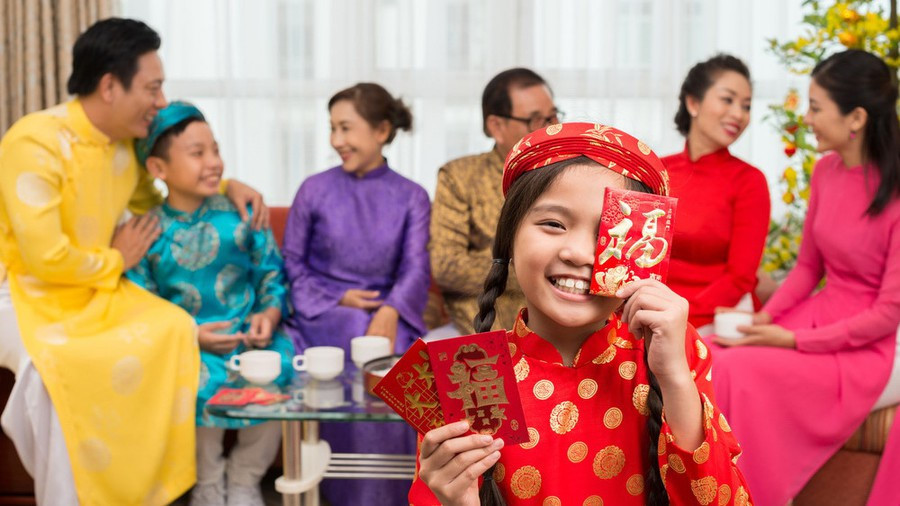 "Bé lớn rồi, bé chủ động lì xì em nhỏ": Sức hấp dẫn của việc nhận lì xì thật sự khó cưỡng, dù là thuở bé vắt mũi chưa sạch hay cả khi đã xa nhà đi học, đi làm. Tết này, bạn hãy thử mang đến niềm vui lì xì cho các em nhỏ. Cảm giác mấy đứa nhóc hò reo tít mắt, cảm ơn rối rít cũng đủ để Tết của bạn "đậm đà" hơn. Ảnh: Shutterstock.