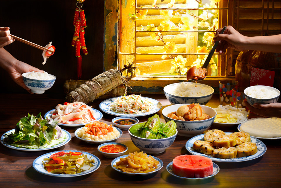 Phụ mẹ chuẩn bị mâm cơm Tết: Càng lớn, thời gian ở bên gia đình càng ít lại, bữa cơm cùng cha mẹ cũng thưa dần. Hãy biết trân trọng những ngày Tết vì đó là khoảng thời gian hiếm hoi để mọi người sum vầy bên nhau. Gợi ý cho bạn là bắt tay xuống bếp chuẩn bị bữa cơm tối cùng cả nhà để tạo nên nhiều kỷ niệm khó quên dịp năm mới. Ảnh: Shutterstock.