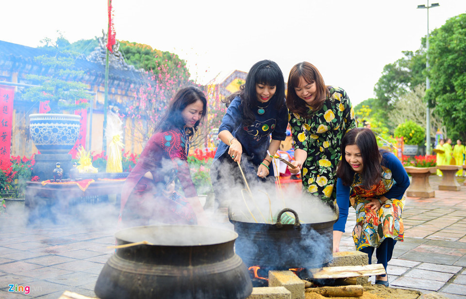 Tập gói bánh chưng: 9X có thể không nhớ từng chi tiết nhỏ trong sự tích Bánh chưng bánh dày, nhưng sự dẻo thơm của nếp, vị bùi của đậu xanh, béo ngậy của thịt heo thì chẳng ai quên được. Tết này, hãy học ông bà, cha mẹ cách gói chiếc bánh dẻo thơm chứa đựng cả bề dày truyền thống và niềm tự hào dân tộc, để cảm nhận vị Tết đang thật sự gần. Ảnh: Lê Huy, Hoàng Hải.